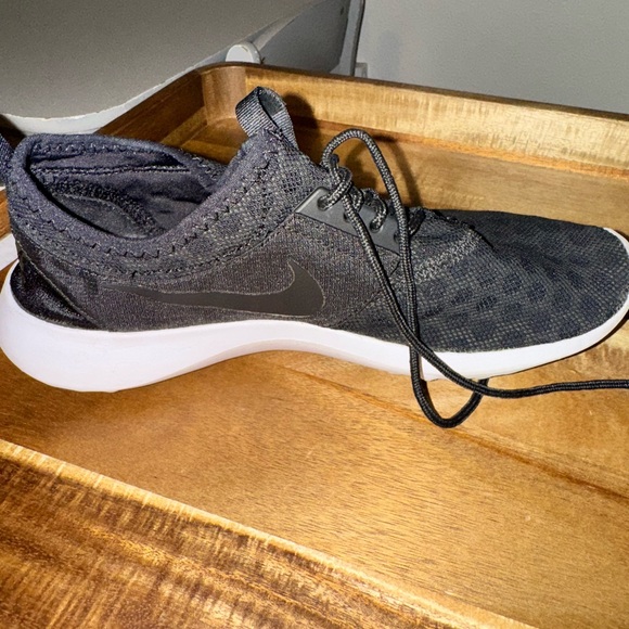 Women's size 8 super light Nikes - Picture 4 of 5